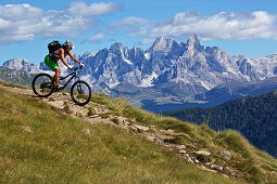 Mountainbikerin auf einem Singletrail vor der Pale di San Martino, Trentino Italien
