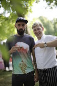 Christians, genannt Jesus mit Martins Reinis (Austern Connaisseur), beim Sommerfest im Garten, Innenhof des Piens (Milch Club), Briana Iela 9, Riga, Lettland