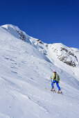 Frau auf Skitour steigt zur Punta San Matteo auf, Punta San Matteo, Val dei Forni, Ortlergruppe, Lombardei, Italien