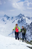 Zwei Personen auf Skitour steigen zum Piz Sursass auf, Piz Ftur und Piz Laschadurella im Hintergrund, Piz Sursass, Sesvennagruppe, Engadin, Graubünden, Schweiz