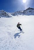 Mann auf Skitour fährt vom Piz Uter ab, Piz Uter, Livignoalpen, Engadin, Graubünden, Schweiz