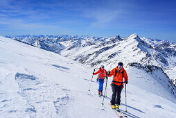 Zwei Personen auf Skitour steigen zur Dreiherrnspitze auf, Dreiherrnspitze, Ahrntal, Hohe Tauern, Südtirol, Italien