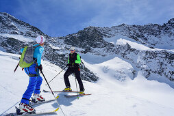 Zwei Personen auf Skitour stehen am Gletscher der Dreiherrnspitze, Dreiherrnspitze, Ahrntal, Hohe Tauern, Südtirol, Italien