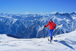 Frau auf Skitour steigt zur Punta Tre Chiosis auf, Blick auf Cima Argentera, Monte Matto, Rocca Meia, Pelvo d'Elva und Rocca La Marchisa, Punta Tre Chiosis, Valle Varaita, Cottische Alpen, Piemont, Italien