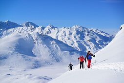 Drei Personen auf Skitour steigen zur Pallspitze auf, Pallspitze, Langer Grund, Kitzbüheler Alpen, Tirol, Österreich