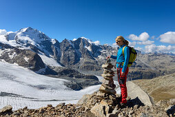 Frau am Gipfel des Piz Trovat (3146 m) mit Blick auf die Bernina-Alpen mit Bellavista (3922 m), Piz Bernina (4049 m), Piz Morteratsch (3751 m) sowie Pers- und Morteratschgletscher, Engadin, Graubünden, Schweiz