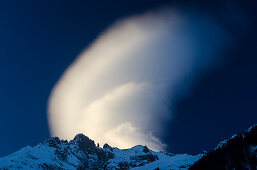 Wolke über den Gipfeln der Südseite des Montblanc Massivs, Grajische Alpen, Italien