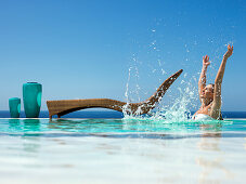 Junge Frau im Pool, Mallorca, Balearen, Spanien