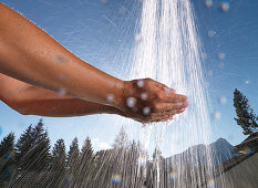 Hände unter Wasserstrahl, Ehrwald, Tirol, Österreich