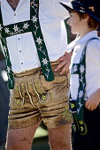 Mann und Junge in Tracht beim Viehscheid, Allgäu, Bayern, Deutschland