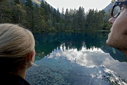 Pärchen an einem See, Oberstdorf, Bayern, Deutschland