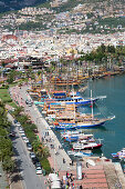Fischerboote und Ausflugsboote in Piratenoptik an der Hafenpromenade, Alanya, Antalya, Türkei, Europa