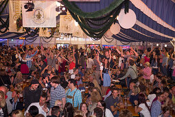 Menschen feiern im Bierzelt beim Bayreuther Volksfest, Bayreuth, Franken, Bayern, Deutschland, Europa