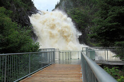 Aussichtsplattform bei den Ouiatchuan Falls, Val Jalbert, Provinz Quebec, Kanada