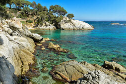Felsiger Strand auf dem Wanderweg zwischen Platja d´Aro, Calonge und Palamos, Mittelmeer, Costa Brava, Katalonien, Spanien