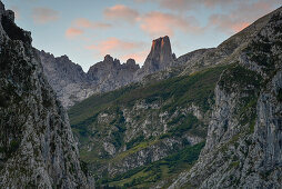 View from Camarmeña  to Naranjo de Bulnes with El Urriello at sunset,  Cabrales, mountains of Parque Nacional de los Picos de Europa, Asturias, Spain