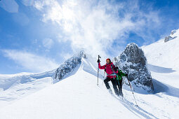 junges Paar beim Bergsteigen im Winter am Hochwannig, Ehrwald, Mieminger Berge, Tirol, Österreich