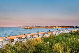 Strandkörbe, Dünen und Seebrücke, Scharbeutz, Lübecker Bucht, Ostsee, Schleswig-Holstein, Deutschland