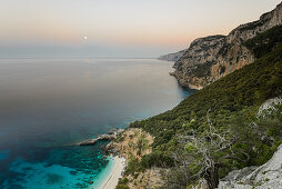 Sonnenuntergang mit Vollmond über dem Strand der Bucht Cala Biriola, Golfo di Orosei, Selvaggio Blu, Sardinien, Italien, Europa