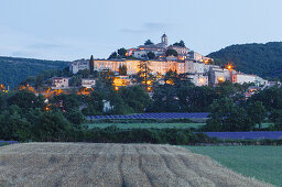 Weizenfeld, Lavendelfelder, Lavendel, Banon, Dorf, Alpes-de-Haute-Provence, Provence, Frankreich, Europa