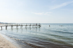 Holzsteg in die Ostsee am Strand von Heiligenhafen, Schleswig-Holstein, Ostsee, Norddeutschland, Deutschland