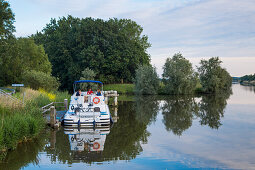 Le Boat Royal Mystique Hausboot liegt am Ufer nahe der Knokkebrug Zugbrücke am Fluss IJzer, nahe Diksmuide, Flandern, Belgien, Europa