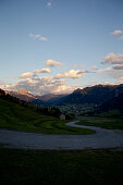 Idyllisches Tal zwischen Bergen bei Sonnenuntergang, Tannheimer Tal, Tirol, Österreich