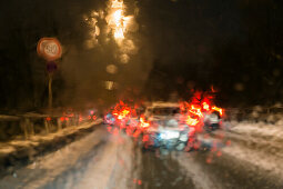 Straßenverkehr, schlechte Sicht bei Regenwetter, Nachtfahrt, Winter, Deutschland