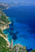 Blick von Punta Salinas auf Cala Goloritze am Mittelmeer, Punta Salinas, Selvaggio Blu, Nationalpark Golfo di Orosei e del Gennargentu, Sardinien, Italien