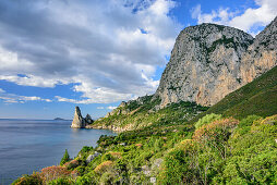 Küste am Golfo di Orosei mit Felsnadel Pedra Longa, Selvaggio Blu, Nationalpark Golfo di Orosei e del Gennargentu, Sardinien, Italien