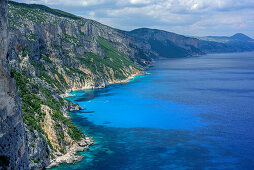 Mittelmeer mit Steilküste am Golfo di Orosei, Selvaggio Blu, Nationalpark Golfo di Orosei e del Gennargentu, Sardinien, Italien