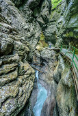 Mehrere Personen gehen auf Klammweg durch Breitachklamm, Breitachklamm, Allgäuer Alpen, Allgäu, Schwaben, Bayern, Deutschland