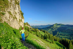 Frau beim Wandern steigt zum Besler auf, Besler, Balderschwanger Tal, Allgäuer Alpen, Allgäu, Schwaben, Bayern, Deutschland