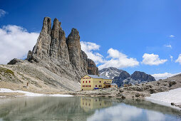 Bergsee mit Gartlhütte und Vajolettürme, Rosengartengruppe, UNESCO Weltnaturerbe Dolomiten, Dolomiten, Trentino, Italien