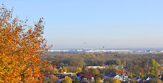 Flughafen München mit Stadt Freising, Übersicht, Herbst, Franz Josef Strauß, MUC, MAC, Terminal 1, Tower, Schlüter Hallen, Weihenstephan, Weihenstephaner Berg, Freising, Erding, Erdiger Moos, München, Bayern, Deutschland, Europa