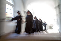 Nonnenkloster, Schwestern auf dem Weg zur Andacht, Deutschland