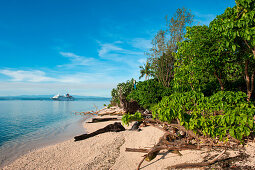 Strand und Expeditions-Kreuzfahrtschiff MS Hanseatic (Hapag-Lloyd Kreuzfahrten) auf Reede, Pigeon Island, East New Britain Provinz, Papua-Neuguinea, Südpazifik