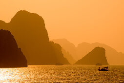 Fischerboot, Ausflugsboote, Ha Long Bay Inseln und Berge bei Sonnenuntergang, Halong-Bucht, Quang Ninh Province, Vietnam, Asien