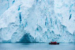 Fahrt entlang Eiskante mit Zodiac Schlauchboot von Expeditions-Kreuzfahrtschiff MS Hanseatic (Hapag-Lloyd Kreuzfahrten), Paradise Bay (Paradise Harbor), Danco-Küste, Grahamland, Antarktis