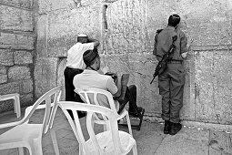 Soldat und zwei andere Männer beten an der Klagemauer, Jerusalem, Israel