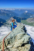 Frau klettert über Stüdlgrat zum Großglockner, Stüdlgrat, Großglockner, Hohe Tauern, Osttirol, Österreich
