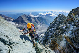 Bergsteiger steigen über Normalweg zum Großglockner auf, Großglockner, Hohe Tauern, Osttirol, Österreich
