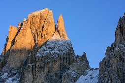 Fünffingerspitze und Langkofelscharte mit Demetzhütte im Alpenglühen, Langkofelgruppe, Dolomiten, UNESCO Weltnaturerbe Dolomiten, Trentino, Italien