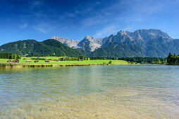 Schmalensee vor Karwendel mit Wörner, Tiefkarspitze, Westliche Karwendelspitze, Nördliche Linderspitze und Gerberkreuz, Schmalensee, Werdenfelser Land, Karwendel, Oberbayern, Bayern, Deutschland