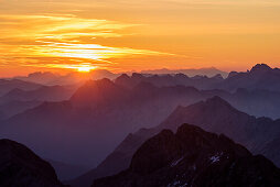 Sonnenaufgang über Kaisergebirge und Berchtesgadener Alpen, Karwendel im Vordergrund, von der Zugspitze, Wetterstein, Oberbayern, Bayern, Deutschland