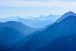 Gebirgskulisse mit Kaisergebirge, Guffert und Simetsberg, vom Ettaler Manndl, Ammergauer Alpen, Oberbayern, Bayern, Deutschland