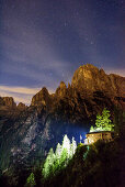 Rifugio Treviso vor Cima dei Lastei bei Sternenhimmel, Val Canali, Pala, Dolomiten, UNESCO Weltnaturerbe Dolomiten, Trentino, Italien