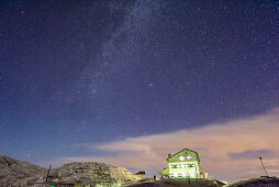 Sternenhimmel mit Milchstraße über Rifugio Rosetta, Pala, Dolomiten, UNESCO Weltnaturerbe Dolomiten, Trentino, Italien