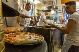 Pizza Napoletana, pizzeria storica, Pizzeria Di Matteo, Pizzabäcker, Holzofen, Steinofen, Kuppel, essen, Beleg, traditionell, handgemacht, Fladenbrot, Ofen, Feuer, Backen, Kultur, italienische Küche, Lifestyle, Stadt, Neapel, Italien