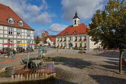 Rathaus und Markt in Angemünde, Brandenburg, Deutschland